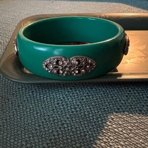 🛍️Green Resin Bangle with Silver Accents

Missing a few stones as shone in pics